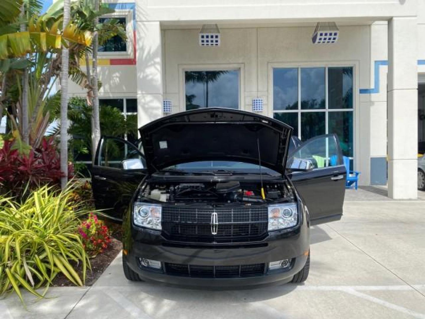 2010 Tuxedo Black Metallic /Charcoal Black Lincoln MKX 1 OWNER LOW MILES 27,203 SUNROOF NAV (2LMDJ6JC7AB) with an 3.5L DOHC 24-Valve V6 Duratec Engine engine, Automatic transmission, located at 4701 North Dixie Hwy, Pompano Beach, FL, 33064, (954) 422-2889, 26.240938, -80.123474 - OUR WEBPAGE FLORIDACARS1.COM HAS OVER 100 PHOTOS AND FREE CARFAX LINK 2010 Lincoln MKX 1 OWNER 4 Door Wagon/Sport Utility 3.5L V6 F DOHC 24V Gasoline 25 MPG Front Wheel Drive Features A/C Seat(s) ABS Brakes Air Conditioning Alloy Wheels AM/FM Stereo Automatic Transmission Auxiliary Audio Input Bluet - Photo#16