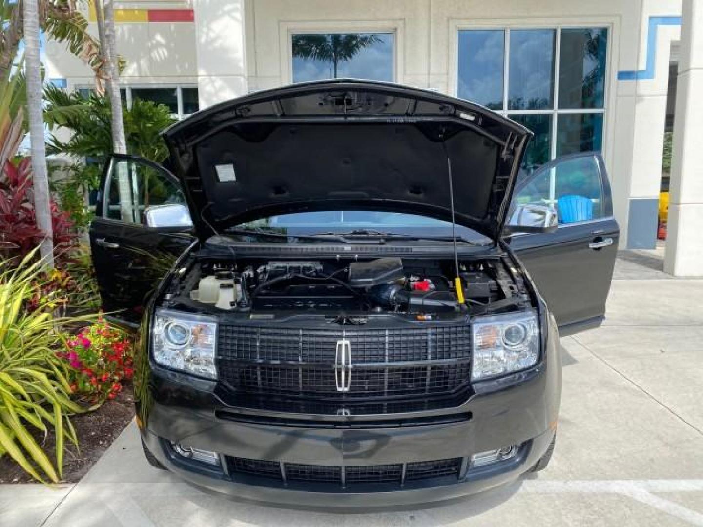2010 Tuxedo Black Metallic /Charcoal Black Lincoln MKX 1 OWNER LOW MILES 27,203 SUNROOF NAV (2LMDJ6JC7AB) with an 3.5L DOHC 24-Valve V6 Duratec Engine engine, Automatic transmission, located at 4701 North Dixie Hwy, Pompano Beach, FL, 33064, (954) 422-2889, 26.240938, -80.123474 - OUR WEBPAGE FLORIDACARS1.COM HAS OVER 100 PHOTOS AND FREE CARFAX LINK 2010 Lincoln MKX 1 OWNER 4 Door Wagon/Sport Utility 3.5L V6 F DOHC 24V Gasoline 25 MPG Front Wheel Drive Features A/C Seat(s) ABS Brakes Air Conditioning Alloy Wheels AM/FM Stereo Automatic Transmission Auxiliary Audio Input Bluet - Photo#17