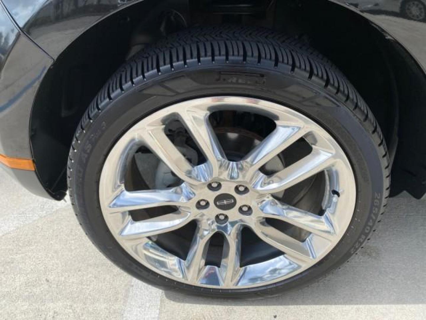 2010 Tuxedo Black Metallic /Charcoal Black Lincoln MKX 1 OWNER LOW MILES 27,203 SUNROOF NAV (2LMDJ6JC7AB) with an 3.5L DOHC 24-Valve V6 Duratec Engine engine, Automatic transmission, located at 4701 North Dixie Hwy, Pompano Beach, FL, 33064, (954) 422-2889, 26.240938, -80.123474 - OUR WEBPAGE FLORIDACARS1.COM HAS OVER 100 PHOTOS AND FREE CARFAX LINK 2010 Lincoln MKX 1 OWNER 4 Door Wagon/Sport Utility 3.5L V6 F DOHC 24V Gasoline 25 MPG Front Wheel Drive Features A/C Seat(s) ABS Brakes Air Conditioning Alloy Wheels AM/FM Stereo Automatic Transmission Auxiliary Audio Input Bluet - Photo#19