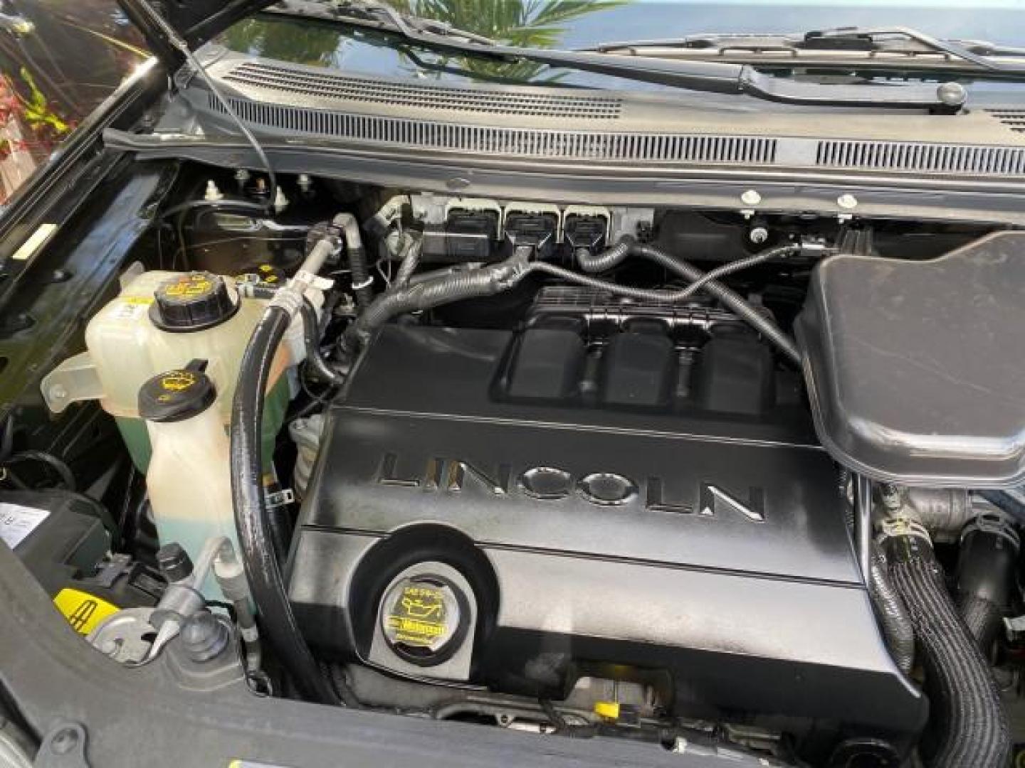 2010 Tuxedo Black Metallic /Charcoal Black Lincoln MKX 1 OWNER LOW MILES 27,203 SUNROOF NAV (2LMDJ6JC7AB) with an 3.5L DOHC 24-Valve V6 Duratec Engine engine, Automatic transmission, located at 4701 North Dixie Hwy, Pompano Beach, FL, 33064, (954) 422-2889, 26.240938, -80.123474 - OUR WEBPAGE FLORIDACARS1.COM HAS OVER 100 PHOTOS AND FREE CARFAX LINK 2010 Lincoln MKX 1 OWNER 4 Door Wagon/Sport Utility 3.5L V6 F DOHC 24V Gasoline 25 MPG Front Wheel Drive Features A/C Seat(s) ABS Brakes Air Conditioning Alloy Wheels AM/FM Stereo Automatic Transmission Auxiliary Audio Input Bluet - Photo#24