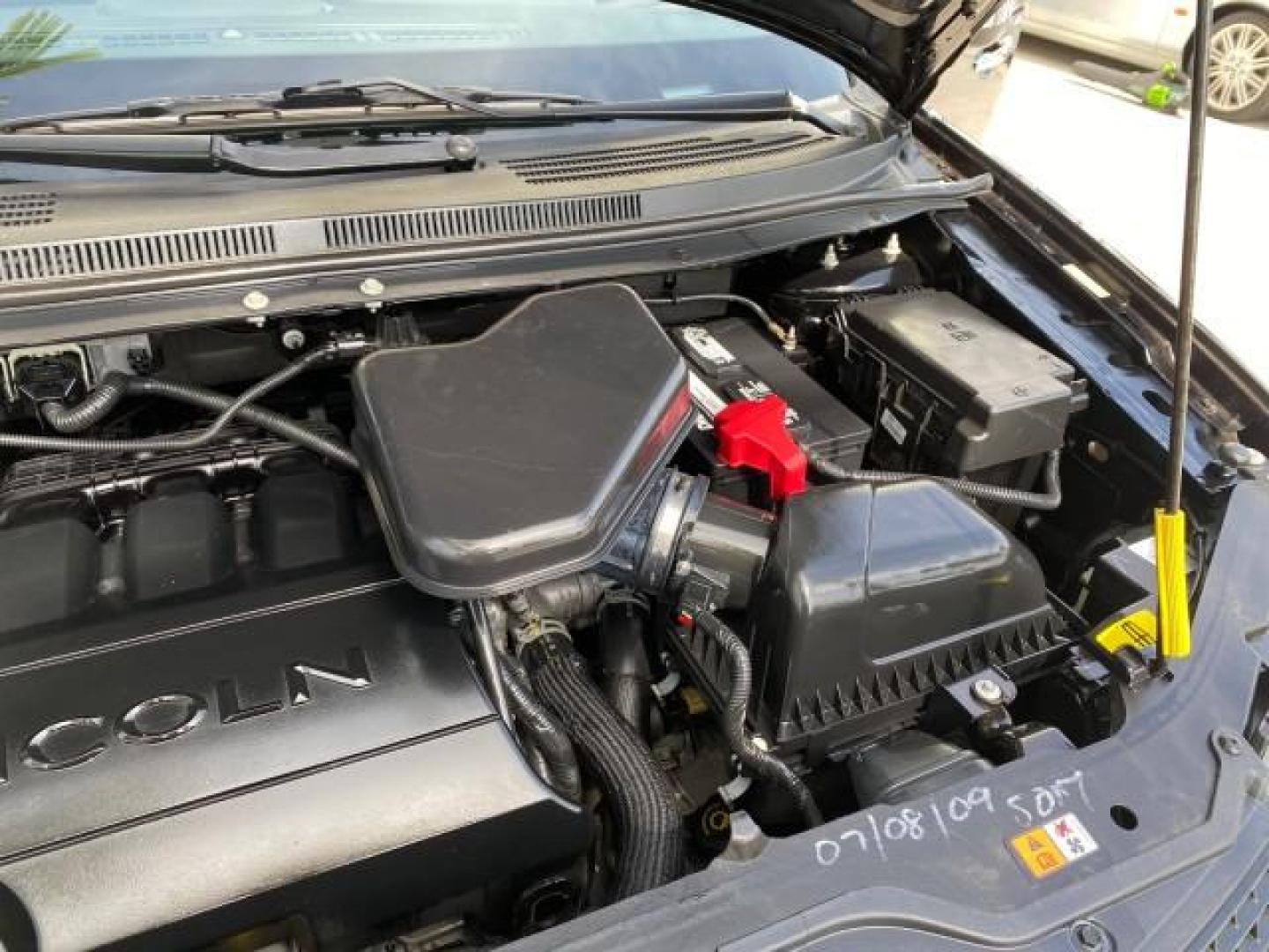 2010 Tuxedo Black Metallic /Charcoal Black Lincoln MKX 1 OWNER LOW MILES 27,203 SUNROOF NAV (2LMDJ6JC7AB) with an 3.5L DOHC 24-Valve V6 Duratec Engine engine, Automatic transmission, located at 4701 North Dixie Hwy, Pompano Beach, FL, 33064, (954) 422-2889, 26.240938, -80.123474 - OUR WEBPAGE FLORIDACARS1.COM HAS OVER 100 PHOTOS AND FREE CARFAX LINK 2010 Lincoln MKX 1 OWNER 4 Door Wagon/Sport Utility 3.5L V6 F DOHC 24V Gasoline 25 MPG Front Wheel Drive Features A/C Seat(s) ABS Brakes Air Conditioning Alloy Wheels AM/FM Stereo Automatic Transmission Auxiliary Audio Input Bluet - Photo#25