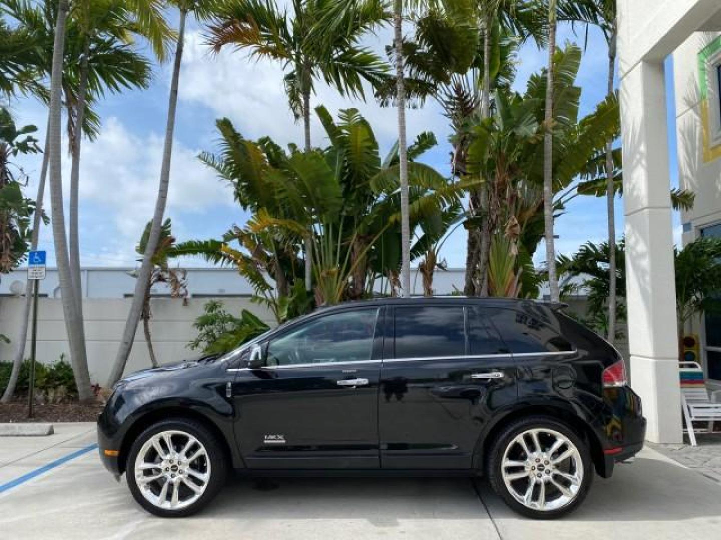 2010 Tuxedo Black Metallic /Charcoal Black Lincoln MKX 1 OWNER LOW MILES 27,203 SUNROOF NAV (2LMDJ6JC7AB) with an 3.5L DOHC 24-Valve V6 Duratec Engine engine, Automatic transmission, located at 4701 North Dixie Hwy, Pompano Beach, FL, 33064, (954) 422-2889, 26.240938, -80.123474 - OUR WEBPAGE FLORIDACARS1.COM HAS OVER 100 PHOTOS AND FREE CARFAX LINK 2010 Lincoln MKX 1 OWNER 4 Door Wagon/Sport Utility 3.5L V6 F DOHC 24V Gasoline 25 MPG Front Wheel Drive Features A/C Seat(s) ABS Brakes Air Conditioning Alloy Wheels AM/FM Stereo Automatic Transmission Auxiliary Audio Input Bluet - Photo#30