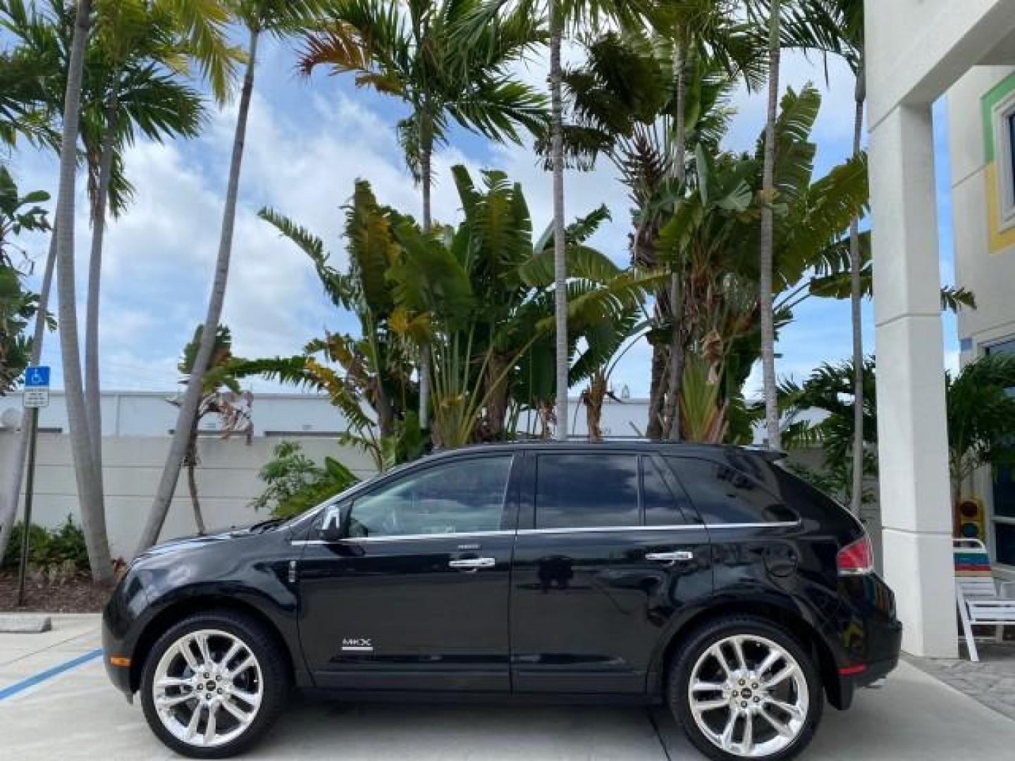 2010 Tuxedo Black Metallic /Charcoal Black Lincoln MKX 1 OWNER LOW MILES 27,203 SUNROOF NAV (2LMDJ6JC7AB) with an 3.5L DOHC 24-Valve V6 Duratec Engine engine, Automatic transmission, located at 4701 North Dixie Hwy, Pompano Beach, FL, 33064, (954) 422-2889, 26.240938, -80.123474 - OUR WEBPAGE FLORIDACARS1.COM HAS OVER 100 PHOTOS AND FREE CARFAX LINK 2010 Lincoln MKX 1 OWNER 4 Door Wagon/Sport Utility 3.5L V6 F DOHC 24V Gasoline 25 MPG Front Wheel Drive Features A/C Seat(s) ABS Brakes Air Conditioning Alloy Wheels AM/FM Stereo Automatic Transmission Auxiliary Audio Input Bluet - Photo#31