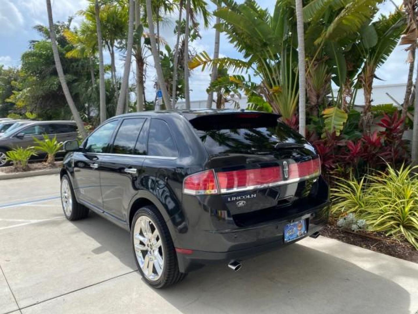 2010 Tuxedo Black Metallic /Charcoal Black Lincoln MKX 1 OWNER LOW MILES 27,203 SUNROOF NAV (2LMDJ6JC7AB) with an 3.5L DOHC 24-Valve V6 Duratec Engine engine, Automatic transmission, located at 4701 North Dixie Hwy, Pompano Beach, FL, 33064, (954) 422-2889, 26.240938, -80.123474 - OUR WEBPAGE FLORIDACARS1.COM HAS OVER 100 PHOTOS AND FREE CARFAX LINK 2010 Lincoln MKX 1 OWNER 4 Door Wagon/Sport Utility 3.5L V6 F DOHC 24V Gasoline 25 MPG Front Wheel Drive Features A/C Seat(s) ABS Brakes Air Conditioning Alloy Wheels AM/FM Stereo Automatic Transmission Auxiliary Audio Input Bluet - Photo#32