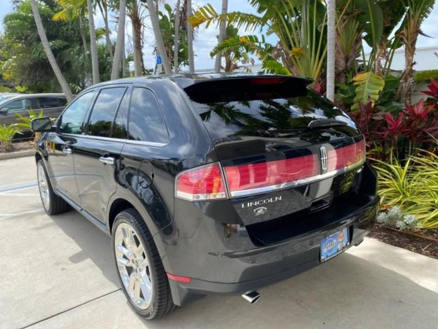 2010 Tuxedo Black Metallic /Charcoal Black Lincoln MKX 1 OWNER LOW MILES 27,203 SUNROOF NAV (2LMDJ6JC7AB) with an 3.5L DOHC 24-Valve V6 Duratec Engine engine, Automatic transmission, located at 4701 North Dixie Hwy, Pompano Beach, FL, 33064, (954) 422-2889, 26.240938, -80.123474 - OUR WEBPAGE FLORIDACARS1.COM HAS OVER 100 PHOTOS AND FREE CARFAX LINK 2010 Lincoln MKX 1 OWNER 4 Door Wagon/Sport Utility 3.5L V6 F DOHC 24V Gasoline 25 MPG Front Wheel Drive Features A/C Seat(s) ABS Brakes Air Conditioning Alloy Wheels AM/FM Stereo Automatic Transmission Auxiliary Audio Input Bluet - Photo#33