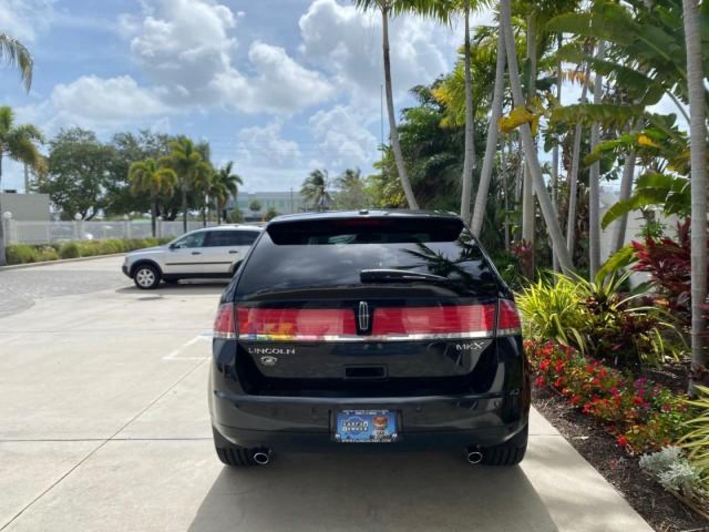2010 Tuxedo Black Metallic /Charcoal Black Lincoln MKX 1 OWNER LOW MILES 27,203 SUNROOF NAV (2LMDJ6JC7AB) with an 3.5L DOHC 24-Valve V6 Duratec Engine engine, Automatic transmission, located at 4701 North Dixie Hwy, Pompano Beach, FL, 33064, (954) 422-2889, 26.240938, -80.123474 - OUR WEBPAGE FLORIDACARS1.COM HAS OVER 100 PHOTOS AND FREE CARFAX LINK 2010 Lincoln MKX 1 OWNER 4 Door Wagon/Sport Utility 3.5L V6 F DOHC 24V Gasoline 25 MPG Front Wheel Drive Features A/C Seat(s) ABS Brakes Air Conditioning Alloy Wheels AM/FM Stereo Automatic Transmission Auxiliary Audio Input Bluet - Photo#34