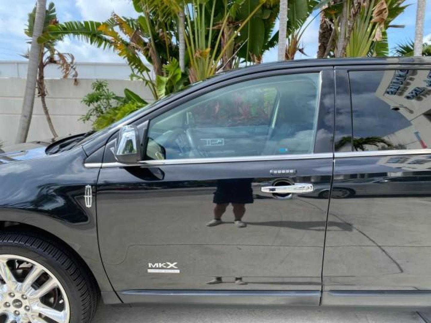 2010 Tuxedo Black Metallic /Charcoal Black Lincoln MKX 1 OWNER LOW MILES 27,203 SUNROOF NAV (2LMDJ6JC7AB) with an 3.5L DOHC 24-Valve V6 Duratec Engine engine, Automatic transmission, located at 4701 North Dixie Hwy, Pompano Beach, FL, 33064, (954) 422-2889, 26.240938, -80.123474 - OUR WEBPAGE FLORIDACARS1.COM HAS OVER 100 PHOTOS AND FREE CARFAX LINK 2010 Lincoln MKX 1 OWNER 4 Door Wagon/Sport Utility 3.5L V6 F DOHC 24V Gasoline 25 MPG Front Wheel Drive Features A/C Seat(s) ABS Brakes Air Conditioning Alloy Wheels AM/FM Stereo Automatic Transmission Auxiliary Audio Input Bluet - Photo#37
