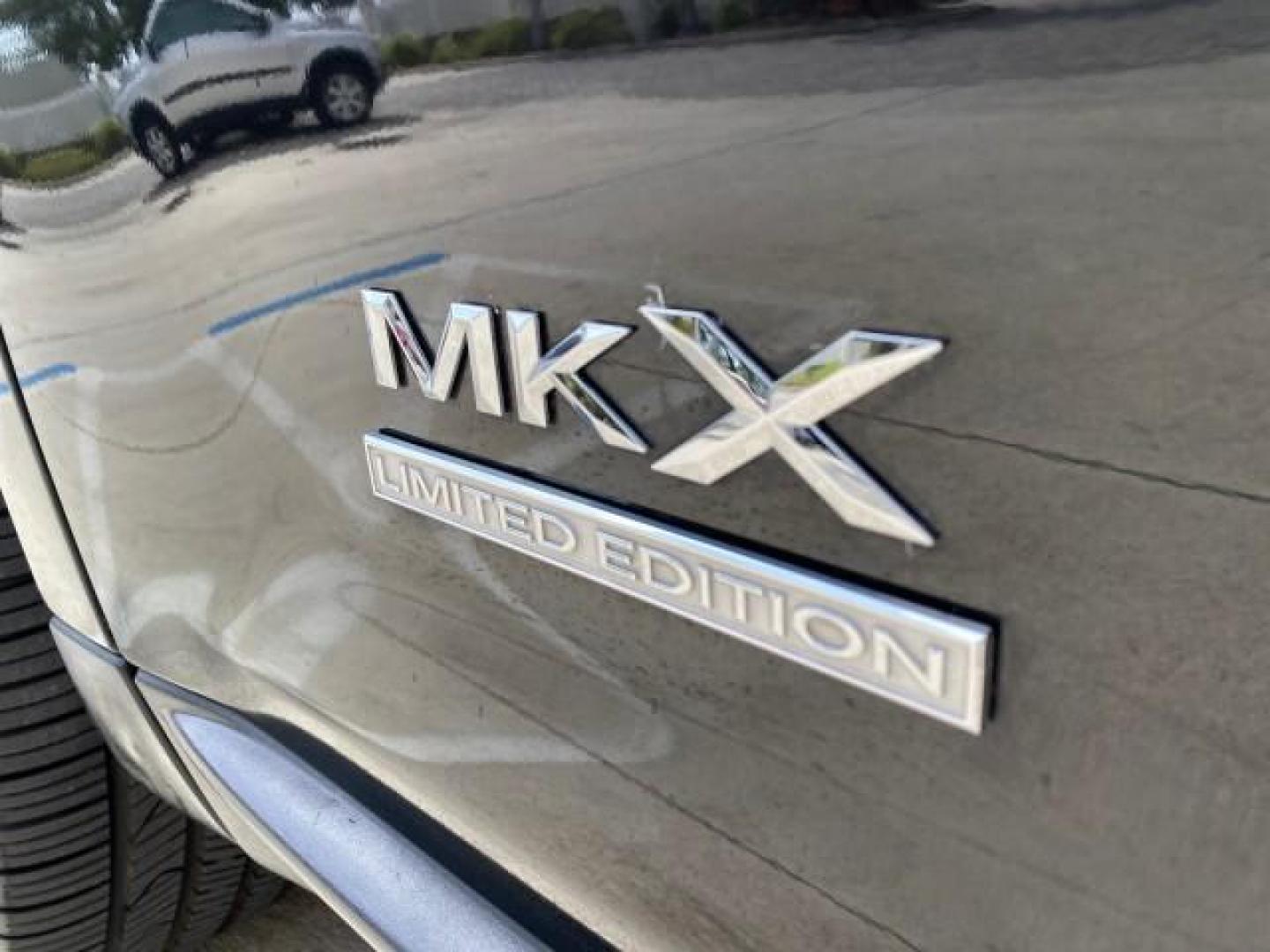 2010 Tuxedo Black Metallic /Charcoal Black Lincoln MKX 1 OWNER LOW MILES 27,203 SUNROOF NAV (2LMDJ6JC7AB) with an 3.5L DOHC 24-Valve V6 Duratec Engine engine, Automatic transmission, located at 4701 North Dixie Hwy, Pompano Beach, FL, 33064, (954) 422-2889, 26.240938, -80.123474 - OUR WEBPAGE FLORIDACARS1.COM HAS OVER 100 PHOTOS AND FREE CARFAX LINK 2010 Lincoln MKX 1 OWNER 4 Door Wagon/Sport Utility 3.5L V6 F DOHC 24V Gasoline 25 MPG Front Wheel Drive Features A/C Seat(s) ABS Brakes Air Conditioning Alloy Wheels AM/FM Stereo Automatic Transmission Auxiliary Audio Input Bluet - Photo#42