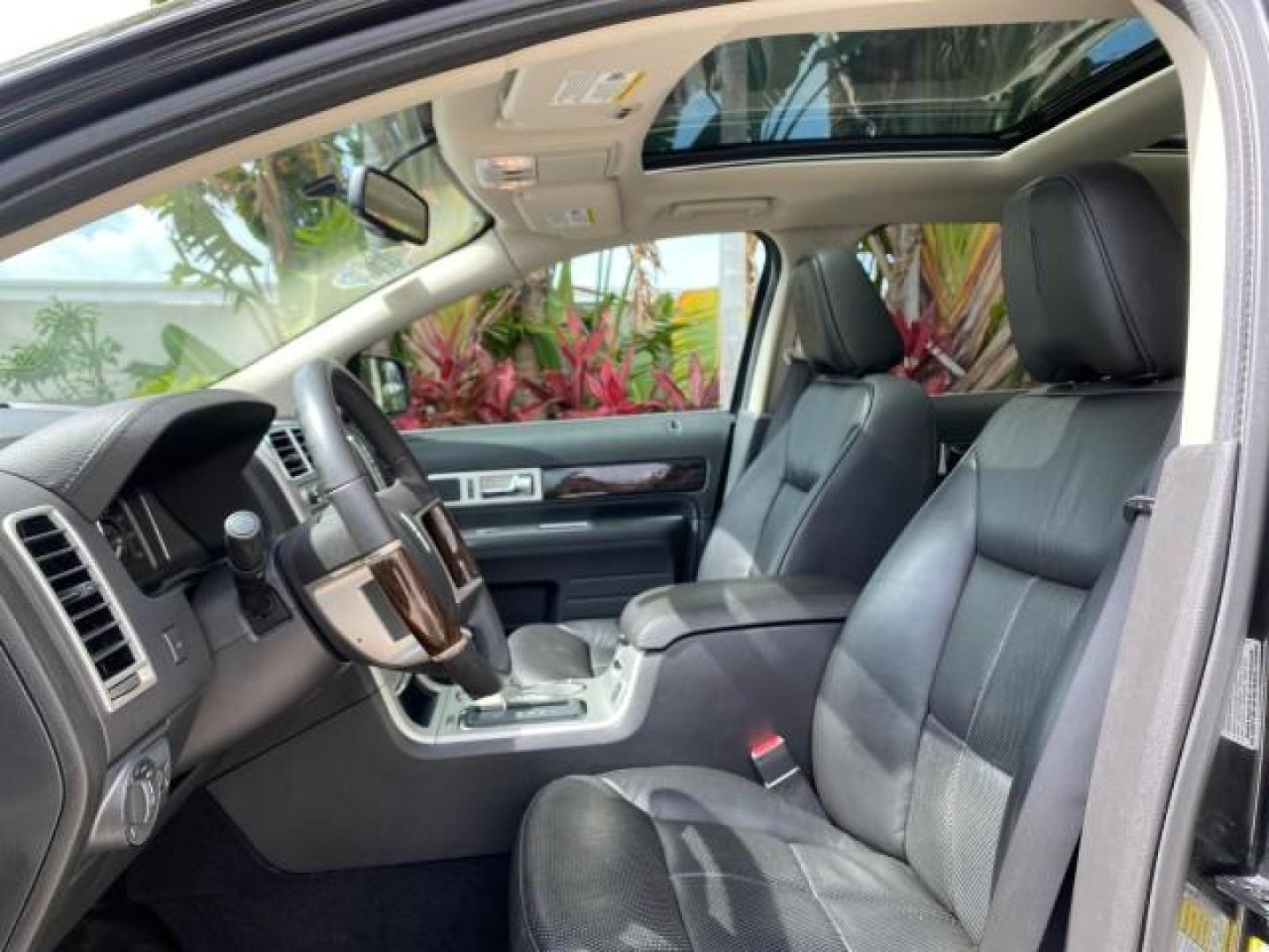 2010 Tuxedo Black Metallic /Charcoal Black Lincoln MKX 1 OWNER LOW MILES 27,203 SUNROOF NAV (2LMDJ6JC7AB) with an 3.5L DOHC 24-Valve V6 Duratec Engine engine, Automatic transmission, located at 4701 North Dixie Hwy, Pompano Beach, FL, 33064, (954) 422-2889, 26.240938, -80.123474 - OUR WEBPAGE FLORIDACARS1.COM HAS OVER 100 PHOTOS AND FREE CARFAX LINK 2010 Lincoln MKX 1 OWNER 4 Door Wagon/Sport Utility 3.5L V6 F DOHC 24V Gasoline 25 MPG Front Wheel Drive Features A/C Seat(s) ABS Brakes Air Conditioning Alloy Wheels AM/FM Stereo Automatic Transmission Auxiliary Audio Input Bluet - Photo#45