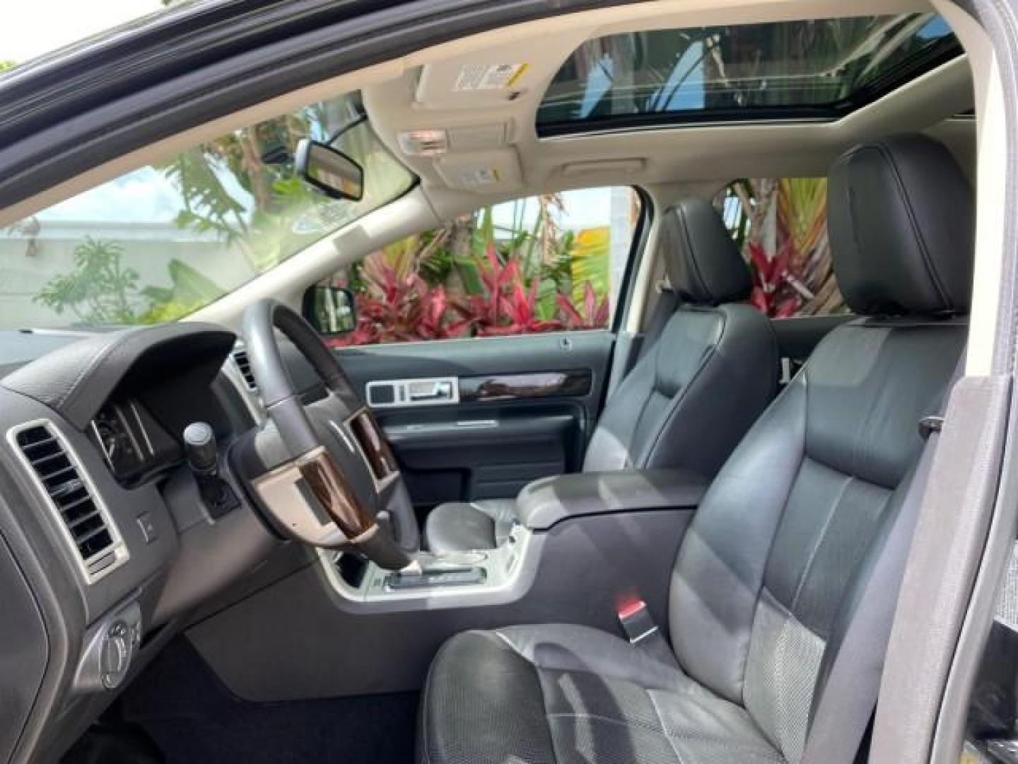 2010 Tuxedo Black Metallic /Charcoal Black Lincoln MKX 1 OWNER LOW MILES 27,203 SUNROOF NAV (2LMDJ6JC7AB) with an 3.5L DOHC 24-Valve V6 Duratec Engine engine, Automatic transmission, located at 4701 North Dixie Hwy, Pompano Beach, FL, 33064, (954) 422-2889, 26.240938, -80.123474 - OUR WEBPAGE FLORIDACARS1.COM HAS OVER 100 PHOTOS AND FREE CARFAX LINK 2010 Lincoln MKX 1 OWNER 4 Door Wagon/Sport Utility 3.5L V6 F DOHC 24V Gasoline 25 MPG Front Wheel Drive Features A/C Seat(s) ABS Brakes Air Conditioning Alloy Wheels AM/FM Stereo Automatic Transmission Auxiliary Audio Input Bluet - Photo#46