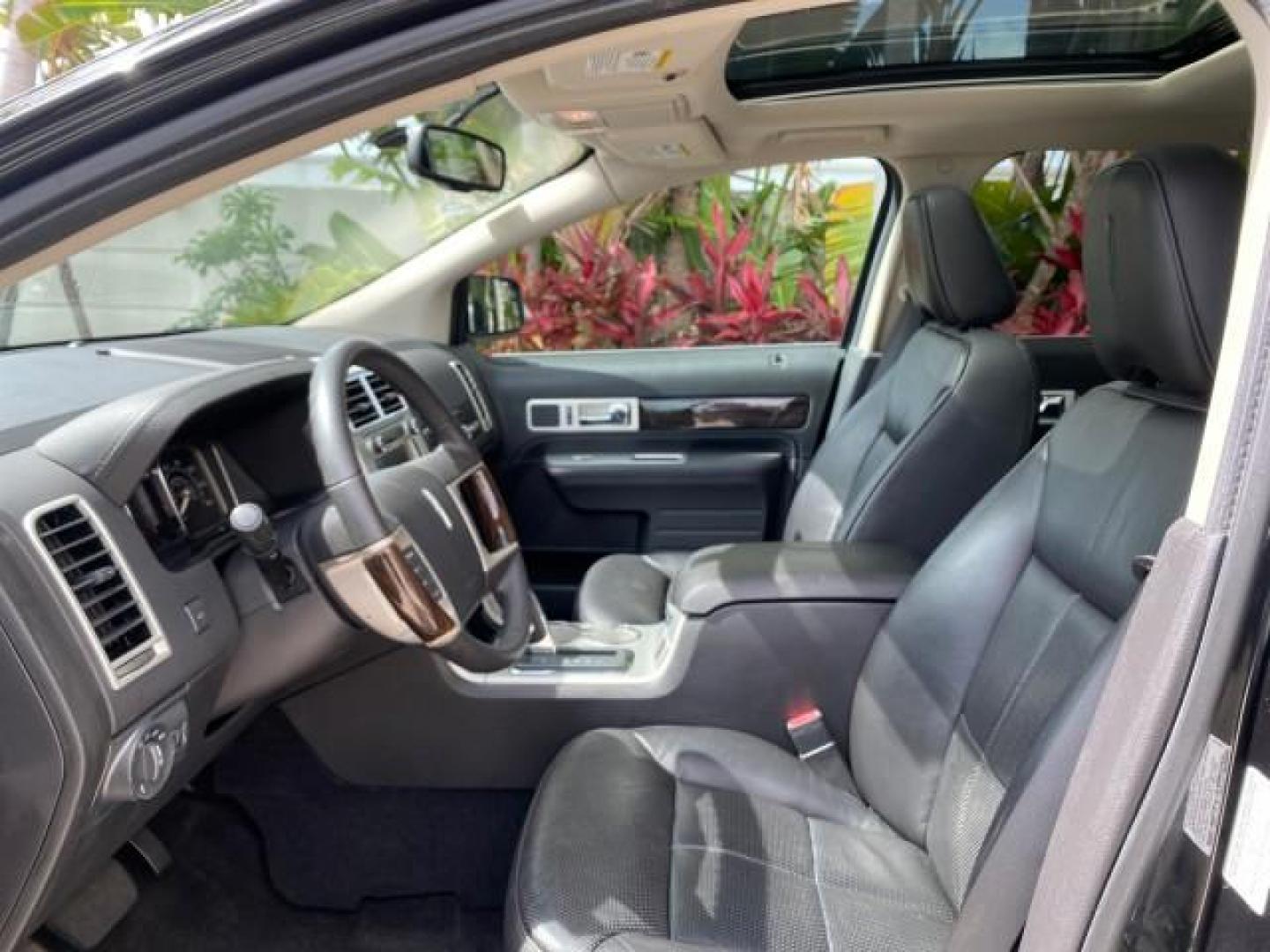 2010 Tuxedo Black Metallic /Charcoal Black Lincoln MKX 1 OWNER LOW MILES 27,203 SUNROOF NAV (2LMDJ6JC7AB) with an 3.5L DOHC 24-Valve V6 Duratec Engine engine, Automatic transmission, located at 4701 North Dixie Hwy, Pompano Beach, FL, 33064, (954) 422-2889, 26.240938, -80.123474 - OUR WEBPAGE FLORIDACARS1.COM HAS OVER 100 PHOTOS AND FREE CARFAX LINK 2010 Lincoln MKX 1 OWNER 4 Door Wagon/Sport Utility 3.5L V6 F DOHC 24V Gasoline 25 MPG Front Wheel Drive Features A/C Seat(s) ABS Brakes Air Conditioning Alloy Wheels AM/FM Stereo Automatic Transmission Auxiliary Audio Input Bluet - Photo#47