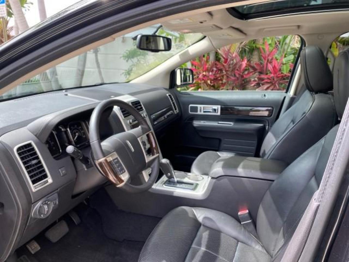 2010 Tuxedo Black Metallic /Charcoal Black Lincoln MKX 1 OWNER LOW MILES 27,203 SUNROOF NAV (2LMDJ6JC7AB) with an 3.5L DOHC 24-Valve V6 Duratec Engine engine, Automatic transmission, located at 4701 North Dixie Hwy, Pompano Beach, FL, 33064, (954) 422-2889, 26.240938, -80.123474 - OUR WEBPAGE FLORIDACARS1.COM HAS OVER 100 PHOTOS AND FREE CARFAX LINK 2010 Lincoln MKX 1 OWNER 4 Door Wagon/Sport Utility 3.5L V6 F DOHC 24V Gasoline 25 MPG Front Wheel Drive Features A/C Seat(s) ABS Brakes Air Conditioning Alloy Wheels AM/FM Stereo Automatic Transmission Auxiliary Audio Input Bluet - Photo#48