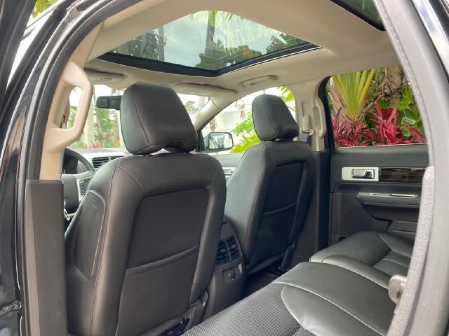2010 Tuxedo Black Metallic /Charcoal Black Lincoln MKX 1 OWNER LOW MILES 27,203 SUNROOF NAV (2LMDJ6JC7AB) with an 3.5L DOHC 24-Valve V6 Duratec Engine engine, Automatic transmission, located at 4701 North Dixie Hwy, Pompano Beach, FL, 33064, (954) 422-2889, 26.240938, -80.123474 - OUR WEBPAGE FLORIDACARS1.COM HAS OVER 100 PHOTOS AND FREE CARFAX LINK 2010 Lincoln MKX 1 OWNER 4 Door Wagon/Sport Utility 3.5L V6 F DOHC 24V Gasoline 25 MPG Front Wheel Drive Features A/C Seat(s) ABS Brakes Air Conditioning Alloy Wheels AM/FM Stereo Automatic Transmission Auxiliary Audio Input Bluet - Photo#87