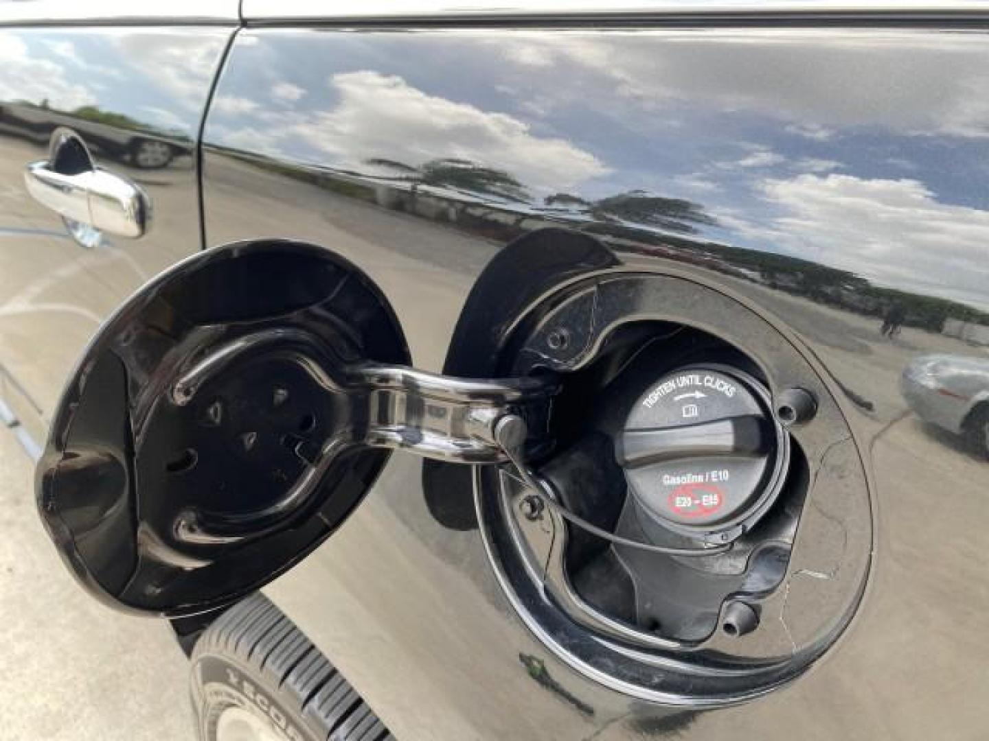 2010 Tuxedo Black Metallic /Charcoal Black Lincoln MKX 1 OWNER LOW MILES 27,203 SUNROOF NAV (2LMDJ6JC7AB) with an 3.5L DOHC 24-Valve V6 Duratec Engine engine, Automatic transmission, located at 4701 North Dixie Hwy, Pompano Beach, FL, 33064, (954) 422-2889, 26.240938, -80.123474 - OUR WEBPAGE FLORIDACARS1.COM HAS OVER 100 PHOTOS AND FREE CARFAX LINK 2010 Lincoln MKX 1 OWNER 4 Door Wagon/Sport Utility 3.5L V6 F DOHC 24V Gasoline 25 MPG Front Wheel Drive Features A/C Seat(s) ABS Brakes Air Conditioning Alloy Wheels AM/FM Stereo Automatic Transmission Auxiliary Audio Input Bluet - Photo#96