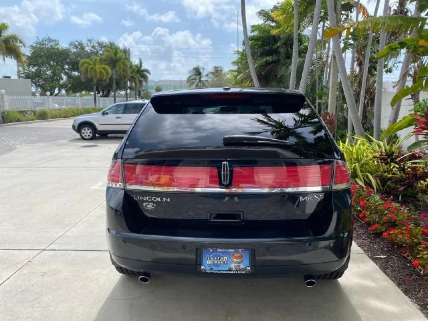 2010 Tuxedo Black Metallic /Charcoal Black Lincoln MKX 1 OWNER LOW MILES 27,203 SUNROOF NAV (2LMDJ6JC7AB) with an 3.5L DOHC 24-Valve V6 Duratec Engine engine, Automatic transmission, located at 4701 North Dixie Hwy, Pompano Beach, FL, 33064, (954) 422-2889, 26.240938, -80.123474 - OUR WEBPAGE FLORIDACARS1.COM HAS OVER 100 PHOTOS AND FREE CARFAX LINK 2010 Lincoln MKX 1 OWNER 4 Door Wagon/Sport Utility 3.5L V6 F DOHC 24V Gasoline 25 MPG Front Wheel Drive Features A/C Seat(s) ABS Brakes Air Conditioning Alloy Wheels AM/FM Stereo Automatic Transmission Auxiliary Audio Input Bluet - Photo#97