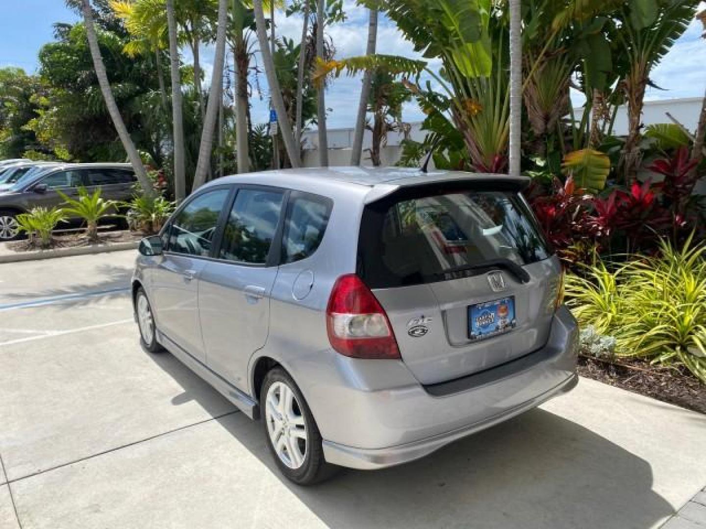 2007 Storm Silver Metallic /Black Honda Fit FIT Sport 1 OWNER LOW MILES 22,306 (JHMGD38607S) with an 1.5L SOHC PGM-FI 16-Valve VTEC I4 Engine engine, Automatic transmission, located at 4701 North Dixie Hwy, Pompano Beach, FL, 33064, (954) 422-2889, 26.240938, -80.123474 - OUR WEBPAGE FLORIDACARS1.COM HAS OVER 100 PHOTOS AND FREE CARFAX LINK 2007 Honda Fit Sport 1 OWNER Hatchback 4 DR 1.5L I4 F SOHC Gasoline 37 MPG Front Wheel Drive Features ABS Brakes Air Conditioning Alloy Wheels AM/FM Stereo Automatic Transmission Auxiliary Audio Input CD Audio Cloth Seats Cruise C- Photo#5