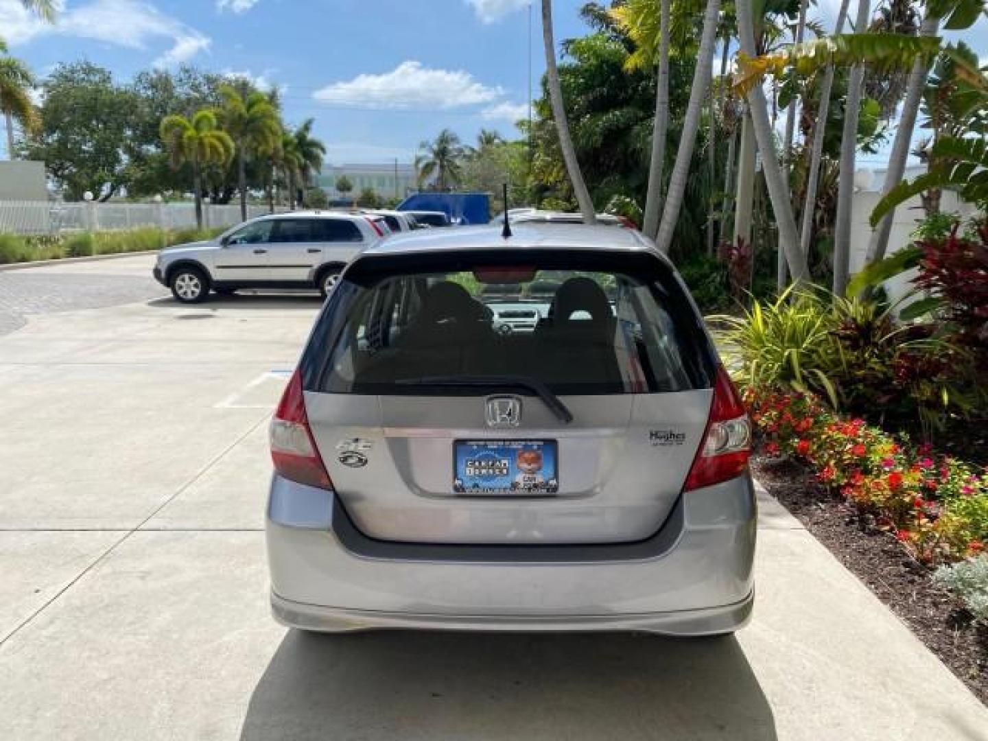2007 Storm Silver Metallic /Black Honda Fit FIT Sport 1 OWNER LOW MILES 22,306 (JHMGD38607S) with an 1.5L SOHC PGM-FI 16-Valve VTEC I4 Engine engine, Automatic transmission, located at 4701 North Dixie Hwy, Pompano Beach, FL, 33064, (954) 422-2889, 26.240938, -80.123474 - OUR WEBPAGE FLORIDACARS1.COM HAS OVER 100 PHOTOS AND FREE CARFAX LINK 2007 Honda Fit Sport 1 OWNER Hatchback 4 DR 1.5L I4 F SOHC Gasoline 37 MPG Front Wheel Drive Features ABS Brakes Air Conditioning Alloy Wheels AM/FM Stereo Automatic Transmission Auxiliary Audio Input CD Audio Cloth Seats Cruise C- Photo#6
