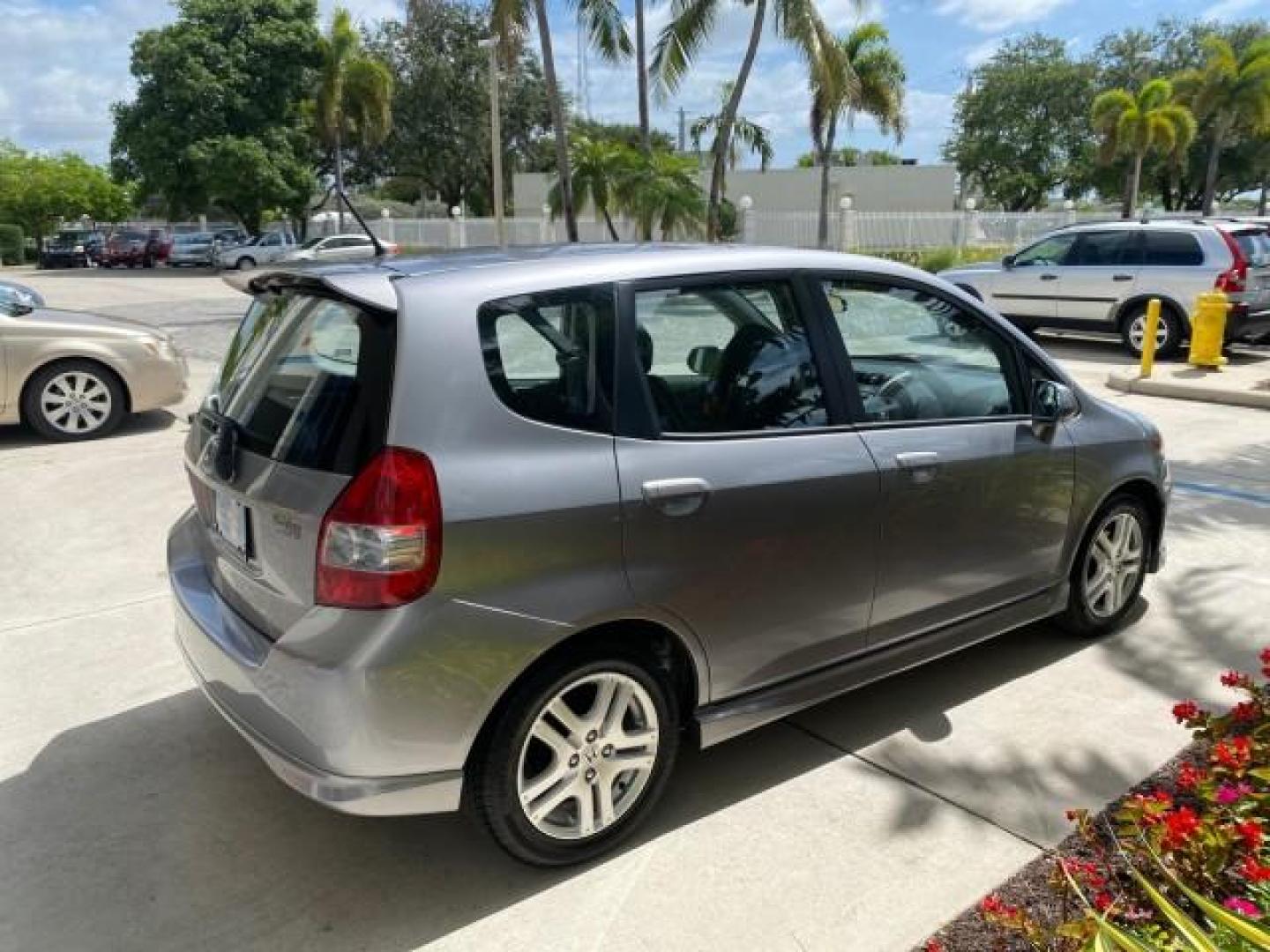 2007 Storm Silver Metallic /Black Honda Fit FIT Sport 1 OWNER LOW MILES 22,306 (JHMGD38607S) with an 1.5L SOHC PGM-FI 16-Valve VTEC I4 Engine engine, Automatic transmission, located at 4701 North Dixie Hwy, Pompano Beach, FL, 33064, (954) 422-2889, 26.240938, -80.123474 - OUR WEBPAGE FLORIDACARS1.COM HAS OVER 100 PHOTOS AND FREE CARFAX LINK 2007 Honda Fit Sport 1 OWNER Hatchback 4 DR 1.5L I4 F SOHC Gasoline 37 MPG Front Wheel Drive Features ABS Brakes Air Conditioning Alloy Wheels AM/FM Stereo Automatic Transmission Auxiliary Audio Input CD Audio Cloth Seats Cruise C- Photo#7
