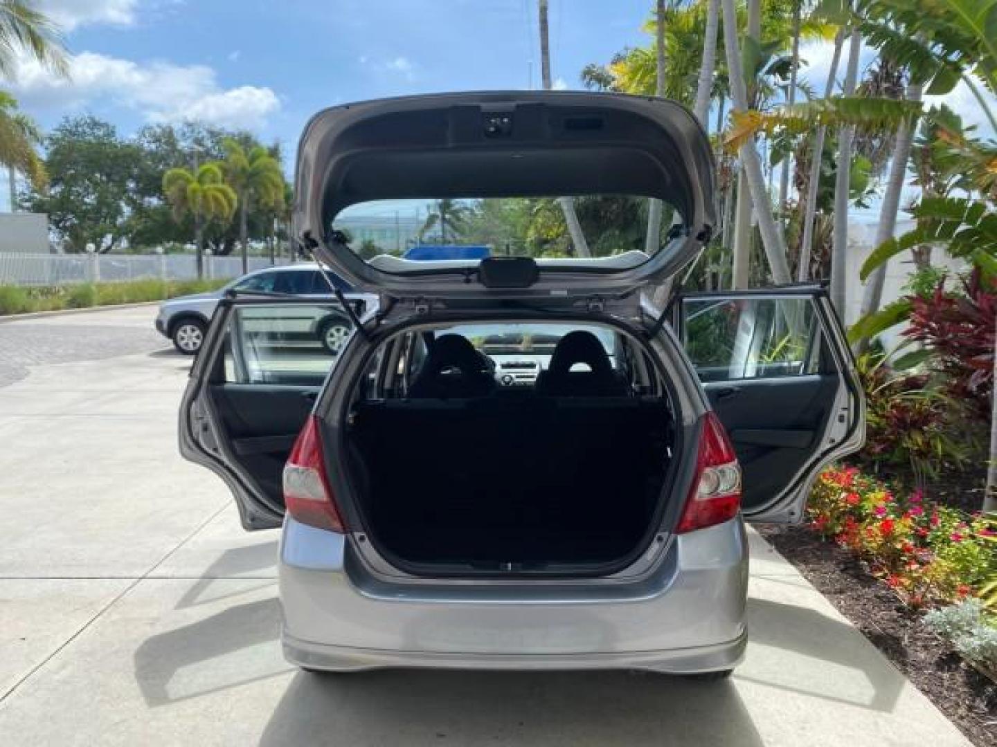 2007 Storm Silver Metallic /Black Honda Fit FIT Sport 1 OWNER LOW MILES 22,306 (JHMGD38607S) with an 1.5L SOHC PGM-FI 16-Valve VTEC I4 Engine engine, Automatic transmission, located at 4701 North Dixie Hwy, Pompano Beach, FL, 33064, (954) 422-2889, 26.240938, -80.123474 - OUR WEBPAGE FLORIDACARS1.COM HAS OVER 100 PHOTOS AND FREE CARFAX LINK 2007 Honda Fit Sport 1 OWNER Hatchback 4 DR 1.5L I4 F SOHC Gasoline 37 MPG Front Wheel Drive Features ABS Brakes Air Conditioning Alloy Wheels AM/FM Stereo Automatic Transmission Auxiliary Audio Input CD Audio Cloth Seats Cruise C- Photo#15
