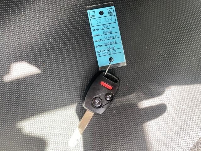 2007 Storm Silver Metallic /Black Honda Fit Sport 1 OWNER LOW MILES 22,306 (JHMGD38607S) with an 1.5L SOHC PGM-FI 16-Valve VTEC I4 Engine engine, Automatic transmission, located at 4701 North Dixie Hwy, Pompano Beach, FL, 33064, (954) 422-2889, 26.240938, -80.123474 - OUR WEBPAGE FLORIDACARS1.COM HAS OVER 100 PHOTOS AND FREE CARFAX LINK 2007 Honda Fit Sport 1 OWNER Hatchback 4 DR 1.5L I4 F SOHC Gasoline 37 MPG Front Wheel Drive Features ABS Brakes Air Conditioning Alloy Wheels AM/FM Stereo Automatic Transmission Auxiliary Audio Input CD Audio Cloth Seats Cruise C - Photo#23