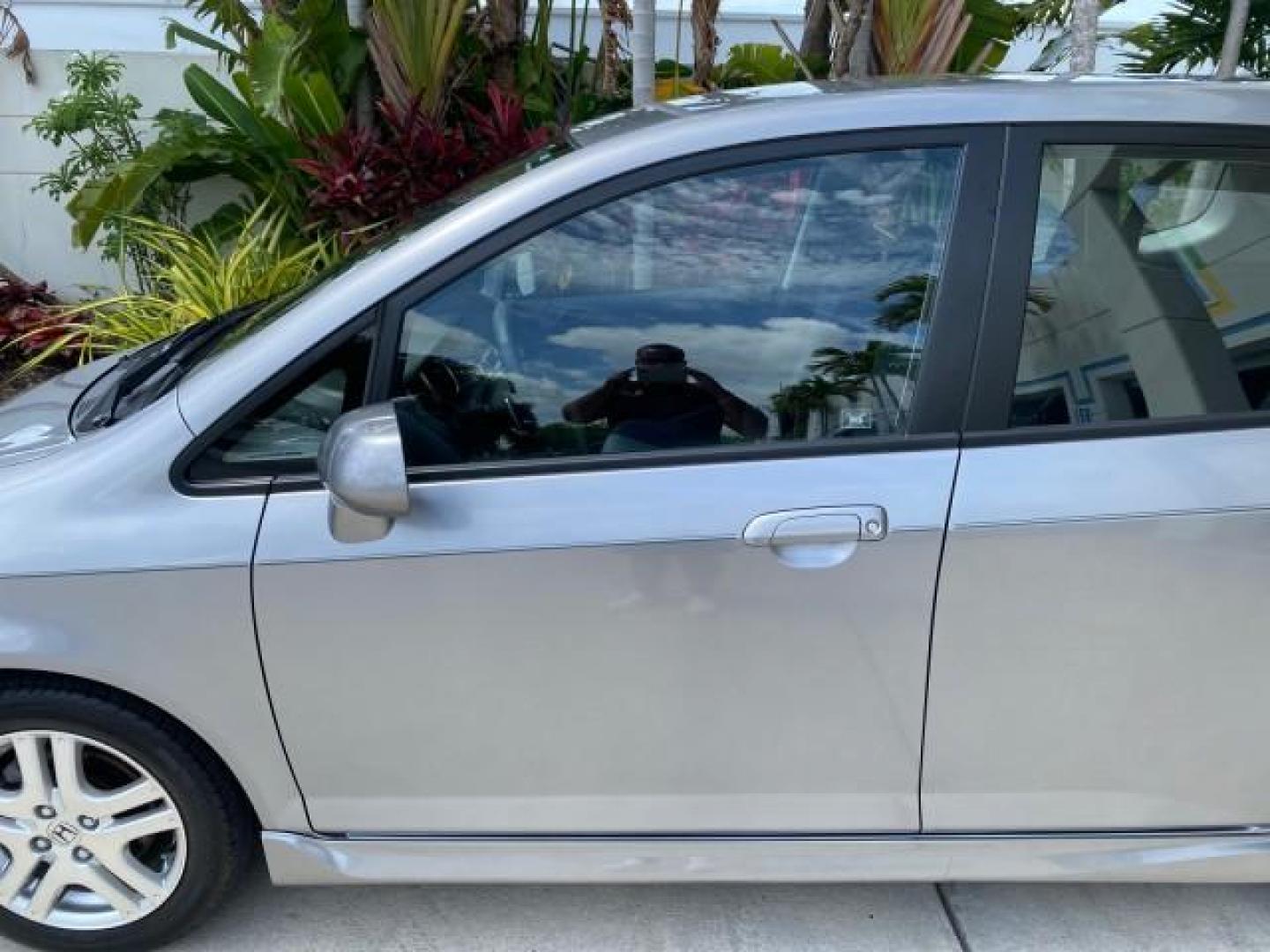 2007 Storm Silver Metallic /Black Honda Fit FIT Sport 1 OWNER LOW MILES 22,306 (JHMGD38607S) with an 1.5L SOHC PGM-FI 16-Valve VTEC I4 Engine engine, Automatic transmission, located at 4701 North Dixie Hwy, Pompano Beach, FL, 33064, (954) 422-2889, 26.240938, -80.123474 - OUR WEBPAGE FLORIDACARS1.COM HAS OVER 100 PHOTOS AND FREE CARFAX LINK 2007 Honda Fit Sport 1 OWNER Hatchback 4 DR 1.5L I4 F SOHC Gasoline 37 MPG Front Wheel Drive Features ABS Brakes Air Conditioning Alloy Wheels AM/FM Stereo Automatic Transmission Auxiliary Audio Input CD Audio Cloth Seats Cruise C- Photo#36