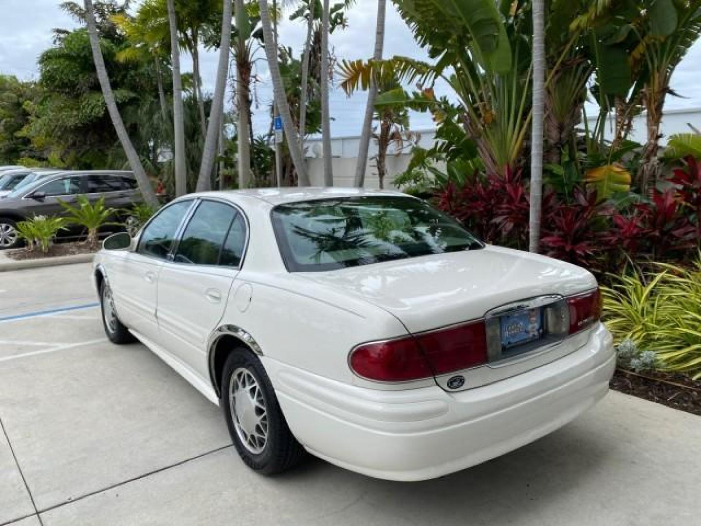 2003 White /Taupe Buick LeSabre LEATHER LOADED LOW MILES 25,425 (1G4HP52K034) with an 3.8L 3800 V6 SFI Engine engine, Automatic transmission, located at 4701 North Dixie Hwy, Pompano Beach, FL, 33064, (954) 422-2889, 26.240938, -80.123474 - OUR WEBPAGE FLORIDACARS1.COM HAS OVER 100 PHOTOS AND FREE CARFAX LINK 2003 Buick Lesabre Custom Sedan 4 DR 3.8L V6 F 12V Gasoline 29 MPG Front Wheel Drive Features ABS Brakes Air Conditioning AM/FM Stereo Automatic Transmission Cassette Player CD Audio Cruise Control Leather Seats Power Locks Power- Photo#5