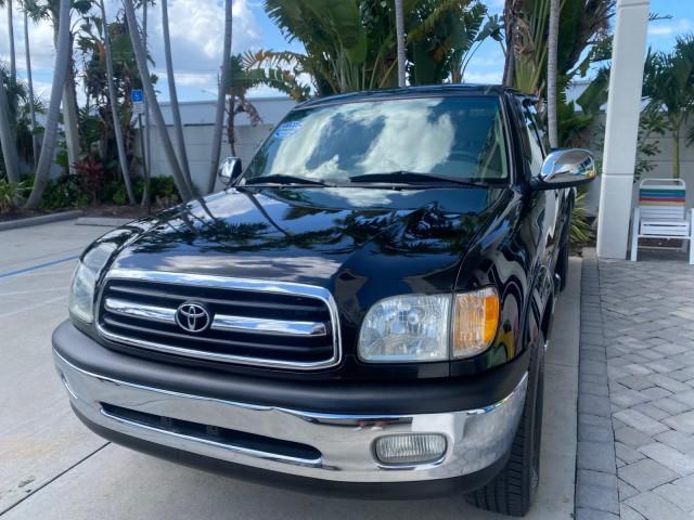 2002 Black /Oak Toyota Tundra ACCESS SR5 LEATHER LOW MILES 90,481 (5TBRN34102S) with an 3.4L DOHC EFI 24-Valve V6 Engine engine, Automatic transmission, located at 4701 North Dixie Hwy, Pompano Beach, FL, 33064, (954) 422-2889, 26.240938, -80.123474 - OUR WEBPAGE FLORIDACARS1.COM HAS OVER 100 PHOTOS AND FREE CARFAX LINK 2002 Toyota Tundra SR5 4 Door Extended Cab Pickup 3.4L V6 F DOHC 24V Gasoline 20 MPG Rear Wheel Drive Features ABS Brakes Air Conditioning Alloy Wheels AM/FM Stereo Automatic Transmission Bed Liner CD Audio Cruise Control Leather - Photo#3