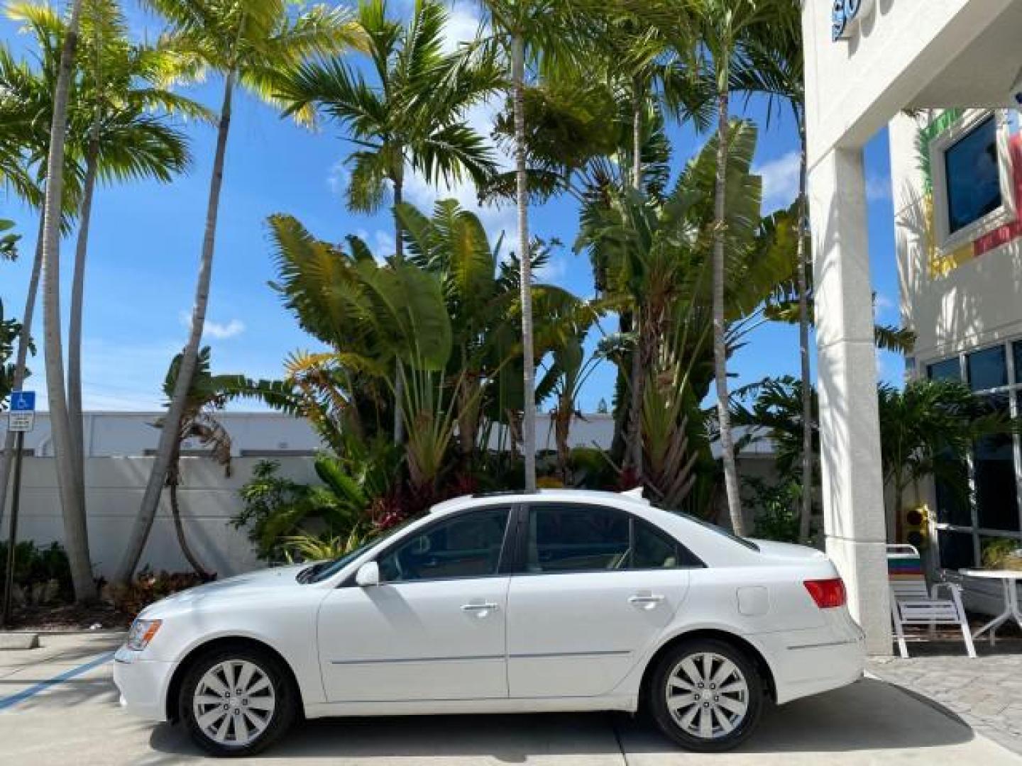 2009 Pearl White /Camel Hyundai Sonata SUNROOF Limited LOW MILES 45,849 (5NPEU46F69H) with an 3.3L DOHC V6 Engine engine, Automatic transmission, located at 4701 North Dixie Hwy, Pompano Beach, FL, 33064, (954) 422-2889, 26.240938, -80.123474 - OUR WEBPAGE FLORIDACARS1.COM HAS OVER 100 PHOTOS AND FREE CARFAX LINK 2009 Hyundai Sonata Limited V6 Sedan 4 DR 3.3L V6 F DOHC 24V Gasoline 19 MPG Front Wheel Drive Features ABS Brakes Air Conditioning Alloy Wheels AM/FM Stereo Automatic Transmission Auxiliary Audio Input CD Audio Cruise Control Fro- Photo#4