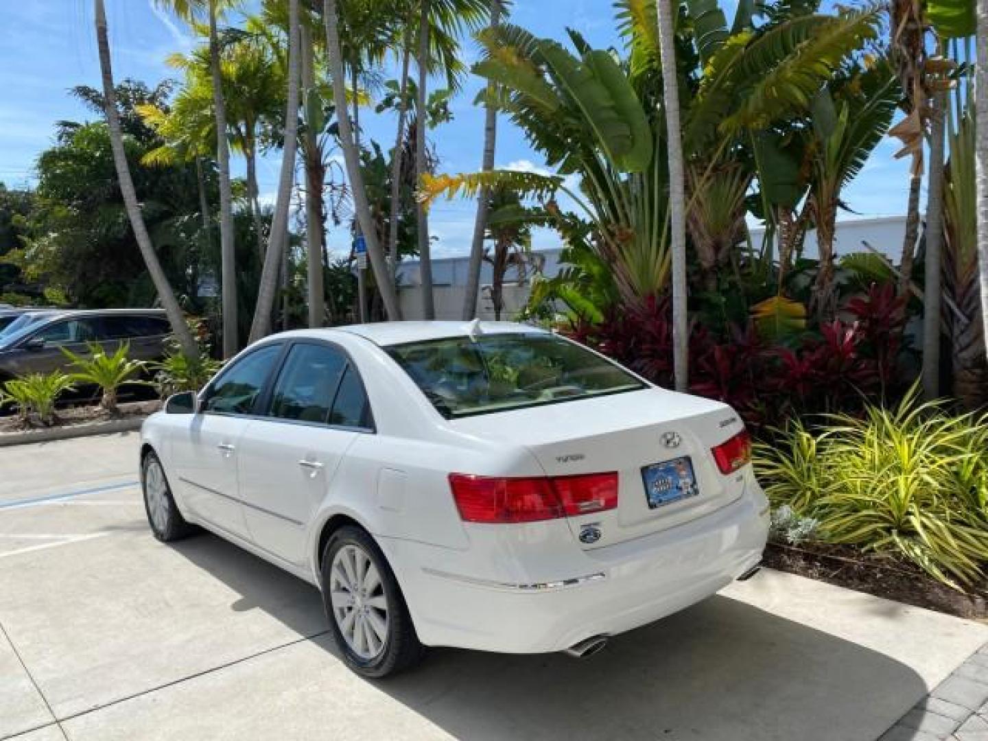 2009 Pearl White /Camel Hyundai Sonata SUNROOF Limited LOW MILES 45,849 (5NPEU46F69H) with an 3.3L DOHC V6 Engine engine, Automatic transmission, located at 4701 North Dixie Hwy, Pompano Beach, FL, 33064, (954) 422-2889, 26.240938, -80.123474 - OUR WEBPAGE FLORIDACARS1.COM HAS OVER 100 PHOTOS AND FREE CARFAX LINK 2009 Hyundai Sonata Limited V6 Sedan 4 DR 3.3L V6 F DOHC 24V Gasoline 19 MPG Front Wheel Drive Features ABS Brakes Air Conditioning Alloy Wheels AM/FM Stereo Automatic Transmission Auxiliary Audio Input CD Audio Cruise Control Fro- Photo#5