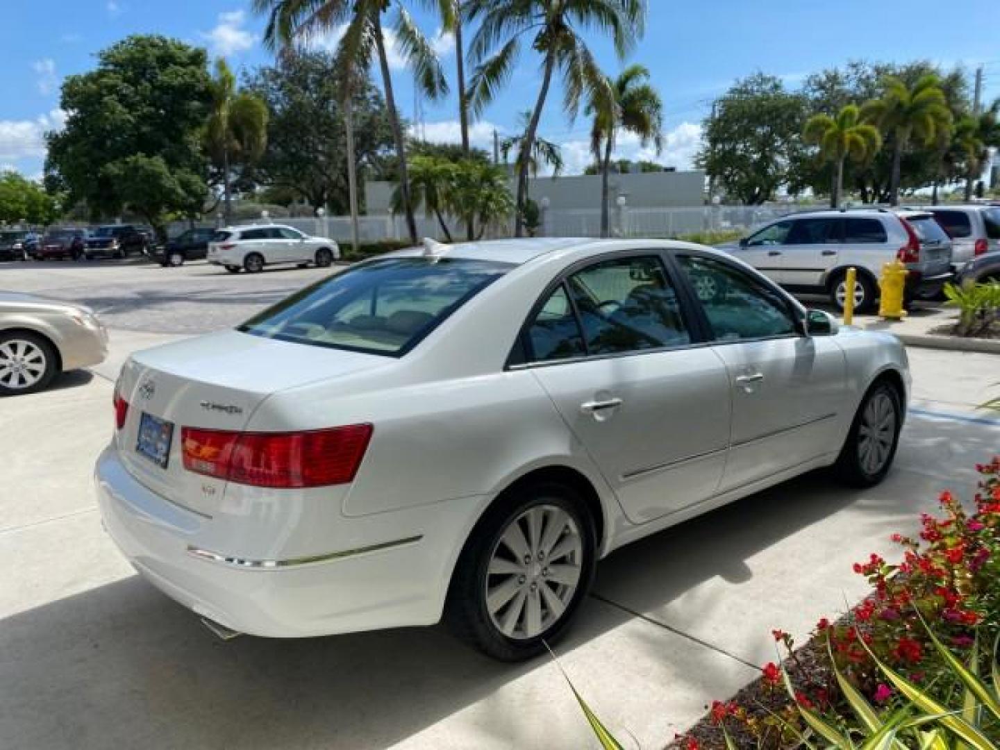 2009 Pearl White /Camel Hyundai Sonata SUNROOF Limited LOW MILES 45,849 (5NPEU46F69H) with an 3.3L DOHC V6 Engine engine, Automatic transmission, located at 4701 North Dixie Hwy, Pompano Beach, FL, 33064, (954) 422-2889, 26.240938, -80.123474 - OUR WEBPAGE FLORIDACARS1.COM HAS OVER 100 PHOTOS AND FREE CARFAX LINK 2009 Hyundai Sonata Limited V6 Sedan 4 DR 3.3L V6 F DOHC 24V Gasoline 19 MPG Front Wheel Drive Features ABS Brakes Air Conditioning Alloy Wheels AM/FM Stereo Automatic Transmission Auxiliary Audio Input CD Audio Cruise Control Fro- Photo#7