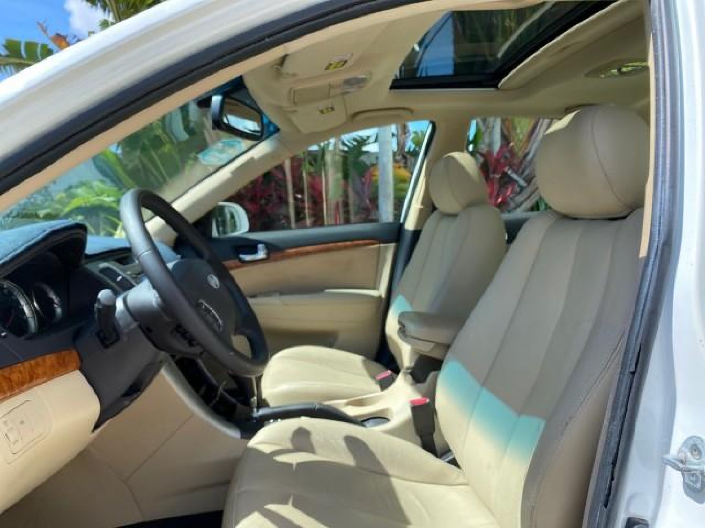 2009 Pearl White /Camel Hyundai Sonata SUNROOF Limited LOW MILES 45,849 (5NPEU46F69H) with an 3.3L DOHC V6 Engine engine, Automatic transmission, located at 4701 North Dixie Hwy, Pompano Beach, FL, 33064, (954) 422-2889, 26.240938, -80.123474 - OUR WEBPAGE FLORIDACARS1.COM HAS OVER 100 PHOTOS AND FREE CARFAX LINK 2009 Hyundai Sonata Limited V6 Sedan 4 DR 3.3L V6 F DOHC 24V Gasoline 19 MPG Front Wheel Drive Features ABS Brakes Air Conditioning Alloy Wheels AM/FM Stereo Automatic Transmission Auxiliary Audio Input CD Audio Cruise Control Fro- Photo#43