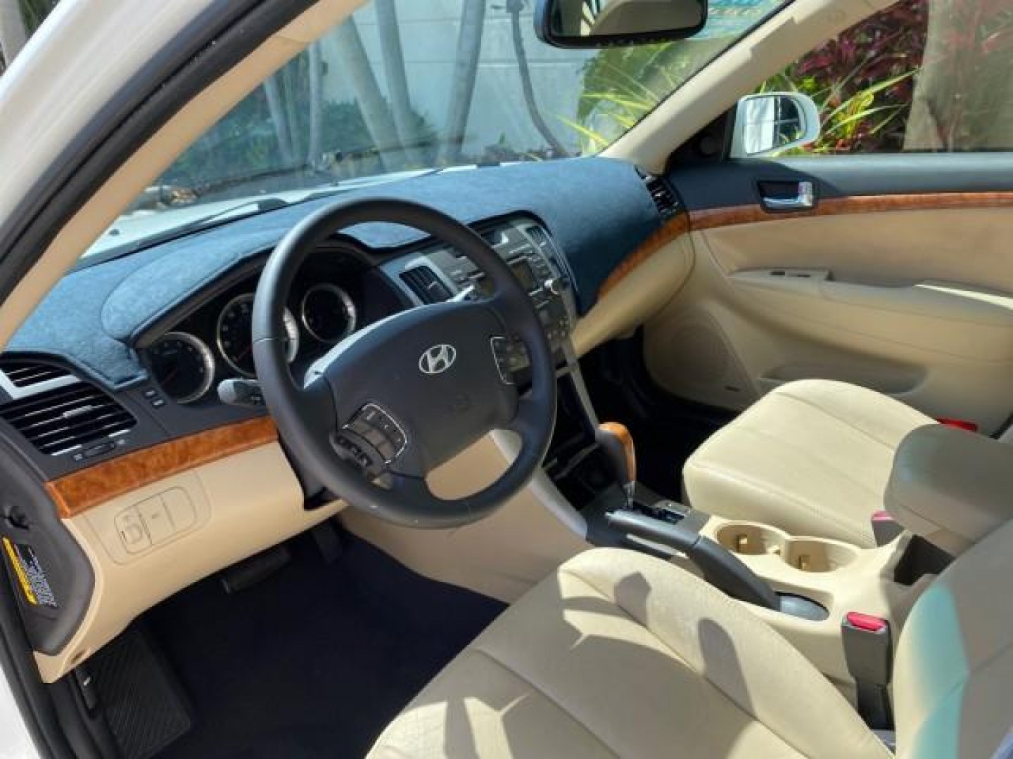 2009 Pearl White /Camel Hyundai Sonata SUNROOF Limited LOW MILES 45,849 (5NPEU46F69H) with an 3.3L DOHC V6 Engine engine, Automatic transmission, located at 4701 North Dixie Hwy, Pompano Beach, FL, 33064, (954) 422-2889, 26.240938, -80.123474 - OUR WEBPAGE FLORIDACARS1.COM HAS OVER 100 PHOTOS AND FREE CARFAX LINK 2009 Hyundai Sonata Limited V6 Sedan 4 DR 3.3L V6 F DOHC 24V Gasoline 19 MPG Front Wheel Drive Features ABS Brakes Air Conditioning Alloy Wheels AM/FM Stereo Automatic Transmission Auxiliary Audio Input CD Audio Cruise Control Fro- Photo#46