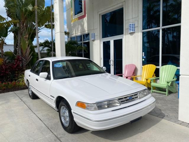 1995 White /Tan Ford Crown Victoria LOW MILES 43,331 (2FALP73W4SX) with an 4.6L 8-Cyl Engine engine, Automatic transmission, located at 4701 North Dixie Hwy, Pompano Beach, FL, 33064, (954) 422-2889, 26.240938, -80.123474 - OUR WEBPAGE FLORIDACARS1.COM HAS OVER 100 PHOTOS AND FREE CARFAX LINK 1995 Ford Crown Victoria Sedan 4 DR 4.6L V8 F SOHC 16V Gasoline Rear Wheel Drive Features Air Conditioning AM/FM Stereo Automatic Transmission Cassette Player Cloth Seats Cruise Control Power Locks Power Seat(s) Power Windows Rear- Photo#1