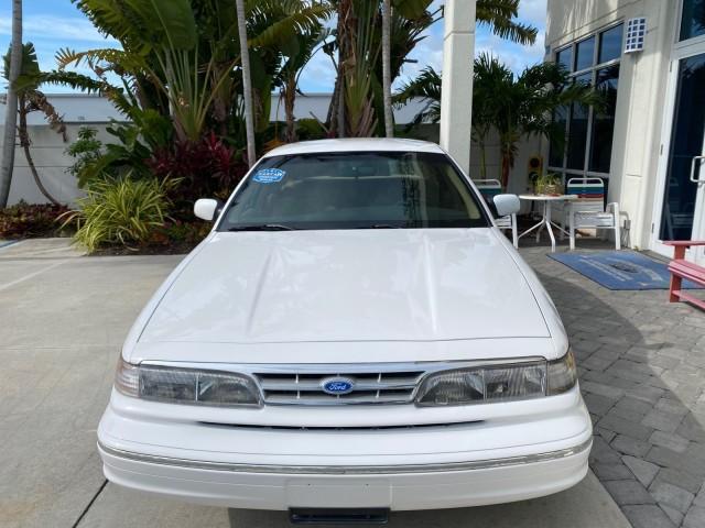 1995 White /Tan Ford Crown Victoria LOW MILES 43,331 (2FALP73W4SX) with an 4.6L 8-Cyl Engine engine, Automatic transmission, located at 4701 North Dixie Hwy, Pompano Beach, FL, 33064, (954) 422-2889, 26.240938, -80.123474 - OUR WEBPAGE FLORIDACARS1.COM HAS OVER 100 PHOTOS AND FREE CARFAX LINK 1995 Ford Crown Victoria Sedan 4 DR 4.6L V8 F SOHC 16V Gasoline Rear Wheel Drive Features Air Conditioning AM/FM Stereo Automatic Transmission Cassette Player Cloth Seats Cruise Control Power Locks Power Seat(s) Power Windows Rear- Photo#2