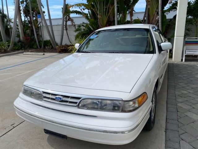 1995 White /Tan Ford Crown Victoria LOW MILES 43,331 (2FALP73W4SX) with an 4.6L 8-Cyl Engine engine, Automatic transmission, located at 4701 North Dixie Hwy, Pompano Beach, FL, 33064, (954) 422-2889, 26.240938, -80.123474 - OUR WEBPAGE FLORIDACARS1.COM HAS OVER 100 PHOTOS AND FREE CARFAX LINK 1995 Ford Crown Victoria Sedan 4 DR 4.6L V8 F SOHC 16V Gasoline Rear Wheel Drive Features Air Conditioning AM/FM Stereo Automatic Transmission Cassette Player Cloth Seats Cruise Control Power Locks Power Seat(s) Power Windows Rear- Photo#3