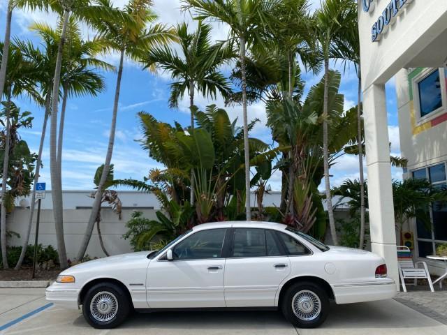1995 White /Tan Ford Crown Victoria LOW MILES 43,331 (2FALP73W4SX) with an 4.6L 8-Cyl Engine engine, Automatic transmission, located at 4701 North Dixie Hwy, Pompano Beach, FL, 33064, (954) 422-2889, 26.240938, -80.123474 - OUR WEBPAGE FLORIDACARS1.COM HAS OVER 100 PHOTOS AND FREE CARFAX LINK 1995 Ford Crown Victoria Sedan 4 DR 4.6L V8 F SOHC 16V Gasoline Rear Wheel Drive Features Air Conditioning AM/FM Stereo Automatic Transmission Cassette Player Cloth Seats Cruise Control Power Locks Power Seat(s) Power Windows Rear- Photo#4