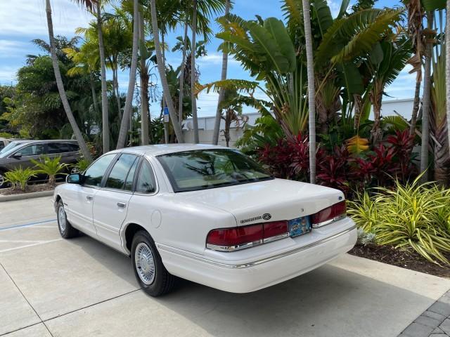 1995 White /Tan Ford Crown Victoria LOW MILES 43,331 (2FALP73W4SX) with an 4.6L 8-Cyl Engine engine, Automatic transmission, located at 4701 North Dixie Hwy, Pompano Beach, FL, 33064, (954) 422-2889, 26.240938, -80.123474 - OUR WEBPAGE FLORIDACARS1.COM HAS OVER 100 PHOTOS AND FREE CARFAX LINK 1995 Ford Crown Victoria Sedan 4 DR 4.6L V8 F SOHC 16V Gasoline Rear Wheel Drive Features Air Conditioning AM/FM Stereo Automatic Transmission Cassette Player Cloth Seats Cruise Control Power Locks Power Seat(s) Power Windows Rear- Photo#5