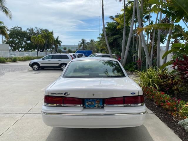 1995 White /Tan Ford Crown Victoria LOW MILES 43,331 (2FALP73W4SX) with an 4.6L 8-Cyl Engine engine, Automatic transmission, located at 4701 North Dixie Hwy, Pompano Beach, FL, 33064, (954) 422-2889, 26.240938, -80.123474 - OUR WEBPAGE FLORIDACARS1.COM HAS OVER 100 PHOTOS AND FREE CARFAX LINK 1995 Ford Crown Victoria Sedan 4 DR 4.6L V8 F SOHC 16V Gasoline Rear Wheel Drive Features Air Conditioning AM/FM Stereo Automatic Transmission Cassette Player Cloth Seats Cruise Control Power Locks Power Seat(s) Power Windows Rear- Photo#6