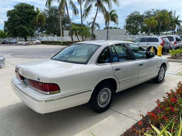 1995 White /Tan Ford Crown Victoria LOW MILES 43,331 (2FALP73W4SX) with an 4.6L 8-Cyl Engine engine, Automatic transmission, located at 4701 North Dixie Hwy, Pompano Beach, FL, 33064, (954) 422-2889, 26.240938, -80.123474 - OUR WEBPAGE FLORIDACARS1.COM HAS OVER 100 PHOTOS AND FREE CARFAX LINK 1995 Ford Crown Victoria Sedan 4 DR 4.6L V8 F SOHC 16V Gasoline Rear Wheel Drive Features Air Conditioning AM/FM Stereo Automatic Transmission Cassette Player Cloth Seats Cruise Control Power Locks Power Seat(s) Power Windows Rear- Photo#7