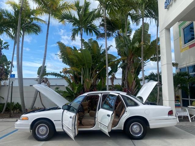 1995 White /Tan Ford Crown Victoria LOW MILES 43,331 (2FALP73W4SX) with an 4.6L 8-Cyl Engine engine, Automatic transmission, located at 4701 North Dixie Hwy, Pompano Beach, FL, 33064, (954) 422-2889, 26.240938, -80.123474 - OUR WEBPAGE FLORIDACARS1.COM HAS OVER 100 PHOTOS AND FREE CARFAX LINK 1995 Ford Crown Victoria Sedan 4 DR 4.6L V8 F SOHC 16V Gasoline Rear Wheel Drive Features Air Conditioning AM/FM Stereo Automatic Transmission Cassette Player Cloth Seats Cruise Control Power Locks Power Seat(s) Power Windows Rear- Photo#8