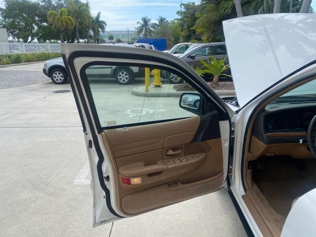 1995 White /Tan Ford Crown Victoria LOW MILES 43,331 (2FALP73W4SX) with an 4.6L 8-Cyl Engine engine, Automatic transmission, located at 4701 North Dixie Hwy, Pompano Beach, FL, 33064, (954) 422-2889, 26.240938, -80.123474 - OUR WEBPAGE FLORIDACARS1.COM HAS OVER 100 PHOTOS AND FREE CARFAX LINK 1995 Ford Crown Victoria Sedan 4 DR 4.6L V8 F SOHC 16V Gasoline Rear Wheel Drive Features Air Conditioning AM/FM Stereo Automatic Transmission Cassette Player Cloth Seats Cruise Control Power Locks Power Seat(s) Power Windows Rear- Photo#9