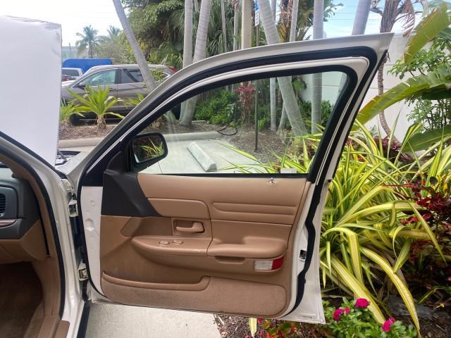 1995 White /Tan Ford Crown Victoria LOW MILES 43,331 (2FALP73W4SX) with an 4.6L 8-Cyl Engine engine, Automatic transmission, located at 4701 North Dixie Hwy, Pompano Beach, FL, 33064, (954) 422-2889, 26.240938, -80.123474 - OUR WEBPAGE FLORIDACARS1.COM HAS OVER 100 PHOTOS AND FREE CARFAX LINK 1995 Ford Crown Victoria Sedan 4 DR 4.6L V8 F SOHC 16V Gasoline Rear Wheel Drive Features Air Conditioning AM/FM Stereo Automatic Transmission Cassette Player Cloth Seats Cruise Control Power Locks Power Seat(s) Power Windows Rear- Photo#11