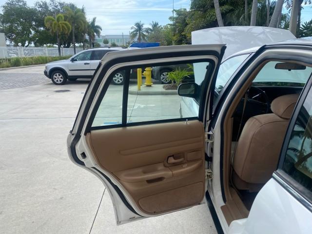 1995 White /Tan Ford Crown Victoria LOW MILES 43,331 (2FALP73W4SX) with an 4.6L 8-Cyl Engine engine, Automatic transmission, located at 4701 North Dixie Hwy, Pompano Beach, FL, 33064, (954) 422-2889, 26.240938, -80.123474 - OUR WEBPAGE FLORIDACARS1.COM HAS OVER 100 PHOTOS AND FREE CARFAX LINK 1995 Ford Crown Victoria Sedan 4 DR 4.6L V8 F SOHC 16V Gasoline Rear Wheel Drive Features Air Conditioning AM/FM Stereo Automatic Transmission Cassette Player Cloth Seats Cruise Control Power Locks Power Seat(s) Power Windows Rear- Photo#13