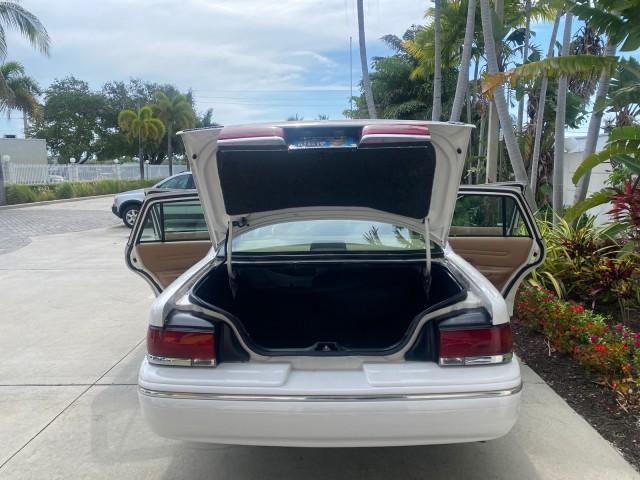 1995 White /Tan Ford Crown Victoria LOW MILES 43,331 (2FALP73W4SX) with an 4.6L 8-Cyl Engine engine, Automatic transmission, located at 4701 North Dixie Hwy, Pompano Beach, FL, 33064, (954) 422-2889, 26.240938, -80.123474 - OUR WEBPAGE FLORIDACARS1.COM HAS OVER 100 PHOTOS AND FREE CARFAX LINK 1995 Ford Crown Victoria Sedan 4 DR 4.6L V8 F SOHC 16V Gasoline Rear Wheel Drive Features Air Conditioning AM/FM Stereo Automatic Transmission Cassette Player Cloth Seats Cruise Control Power Locks Power Seat(s) Power Windows Rear- Photo#15