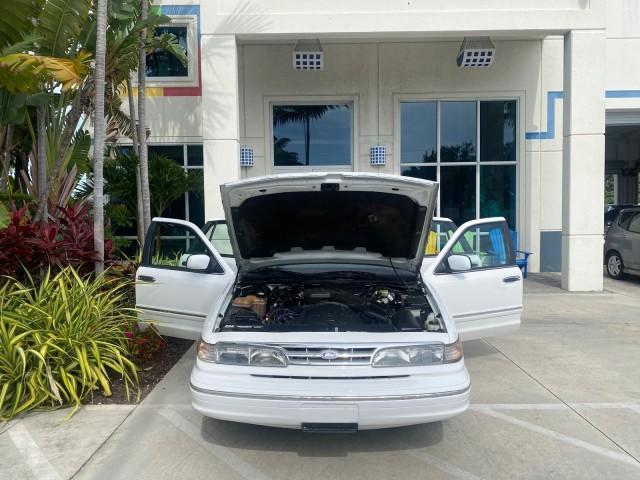 1995 White /Tan Ford Crown Victoria LOW MILES 43,331 (2FALP73W4SX) with an 4.6L 8-Cyl Engine engine, Automatic transmission, located at 4701 North Dixie Hwy, Pompano Beach, FL, 33064, (954) 422-2889, 26.240938, -80.123474 - OUR WEBPAGE FLORIDACARS1.COM HAS OVER 100 PHOTOS AND FREE CARFAX LINK 1995 Ford Crown Victoria Sedan 4 DR 4.6L V8 F SOHC 16V Gasoline Rear Wheel Drive Features Air Conditioning AM/FM Stereo Automatic Transmission Cassette Player Cloth Seats Cruise Control Power Locks Power Seat(s) Power Windows Rear- Photo#16