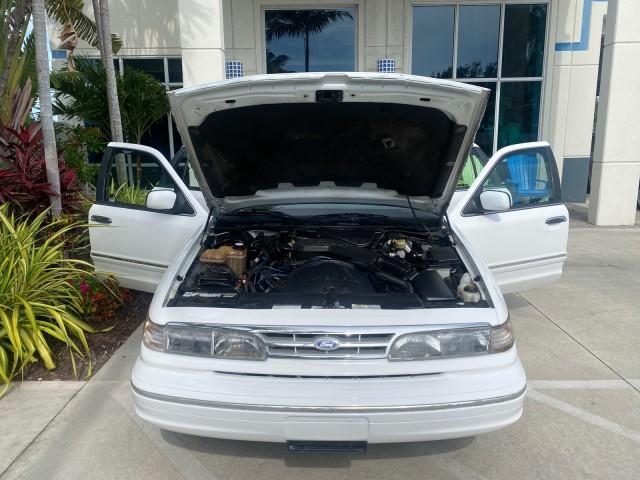 1995 White /Tan Ford Crown Victoria LOW MILES 43,331 (2FALP73W4SX) with an 4.6L 8-Cyl Engine engine, Automatic transmission, located at 4701 North Dixie Hwy, Pompano Beach, FL, 33064, (954) 422-2889, 26.240938, -80.123474 - OUR WEBPAGE FLORIDACARS1.COM HAS OVER 100 PHOTOS AND FREE CARFAX LINK 1995 Ford Crown Victoria Sedan 4 DR 4.6L V8 F SOHC 16V Gasoline Rear Wheel Drive Features Air Conditioning AM/FM Stereo Automatic Transmission Cassette Player Cloth Seats Cruise Control Power Locks Power Seat(s) Power Windows Rear- Photo#17