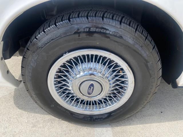 1995 White /Tan Ford Crown Victoria LOW MILES 43,331 (2FALP73W4SX) with an 4.6L 8-Cyl Engine engine, Automatic transmission, located at 4701 North Dixie Hwy, Pompano Beach, FL, 33064, (954) 422-2889, 26.240938, -80.123474 - OUR WEBPAGE FLORIDACARS1.COM HAS OVER 100 PHOTOS AND FREE CARFAX LINK 1995 Ford Crown Victoria Sedan 4 DR 4.6L V8 F SOHC 16V Gasoline Rear Wheel Drive Features Air Conditioning AM/FM Stereo Automatic Transmission Cassette Player Cloth Seats Cruise Control Power Locks Power Seat(s) Power Windows Rear- Photo#19