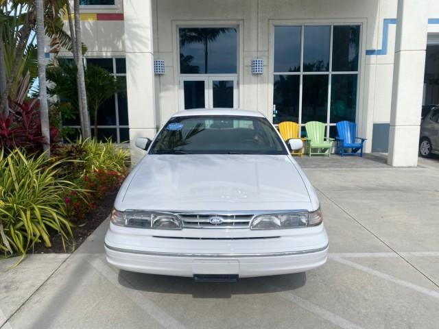 1995 White /Tan Ford Crown Victoria LOW MILES 43,331 (2FALP73W4SX) with an 4.6L 8-Cyl Engine engine, Automatic transmission, located at 4701 North Dixie Hwy, Pompano Beach, FL, 33064, (954) 422-2889, 26.240938, -80.123474 - OUR WEBPAGE FLORIDACARS1.COM HAS OVER 100 PHOTOS AND FREE CARFAX LINK 1995 Ford Crown Victoria Sedan 4 DR 4.6L V8 F SOHC 16V Gasoline Rear Wheel Drive Features Air Conditioning AM/FM Stereo Automatic Transmission Cassette Player Cloth Seats Cruise Control Power Locks Power Seat(s) Power Windows Rear- Photo#26