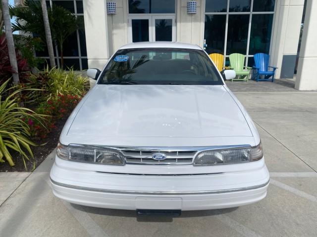 1995 White /Tan Ford Crown Victoria LOW MILES 43,331 (2FALP73W4SX) with an 4.6L 8-Cyl Engine engine, Automatic transmission, located at 4701 North Dixie Hwy, Pompano Beach, FL, 33064, (954) 422-2889, 26.240938, -80.123474 - OUR WEBPAGE FLORIDACARS1.COM HAS OVER 100 PHOTOS AND FREE CARFAX LINK 1995 Ford Crown Victoria Sedan 4 DR 4.6L V8 F SOHC 16V Gasoline Rear Wheel Drive Features Air Conditioning AM/FM Stereo Automatic Transmission Cassette Player Cloth Seats Cruise Control Power Locks Power Seat(s) Power Windows Rear- Photo#27