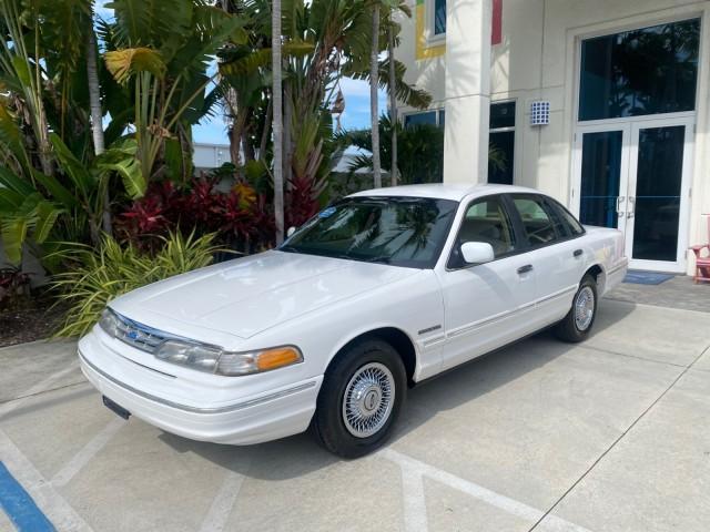1995 White /Tan Ford Crown Victoria LOW MILES 43,331 (2FALP73W4SX) with an 4.6L 8-Cyl Engine engine, Automatic transmission, located at 4701 North Dixie Hwy, Pompano Beach, FL, 33064, (954) 422-2889, 26.240938, -80.123474 - OUR WEBPAGE FLORIDACARS1.COM HAS OVER 100 PHOTOS AND FREE CARFAX LINK 1995 Ford Crown Victoria Sedan 4 DR 4.6L V8 F SOHC 16V Gasoline Rear Wheel Drive Features Air Conditioning AM/FM Stereo Automatic Transmission Cassette Player Cloth Seats Cruise Control Power Locks Power Seat(s) Power Windows Rear- Photo#28
